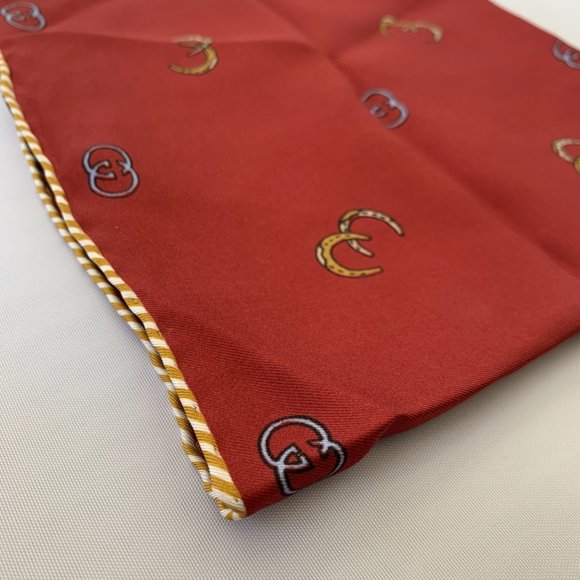 Gucci GG Horseshoe Print Pocket Square in Red NEW IN BOX - Picture 6 of 9